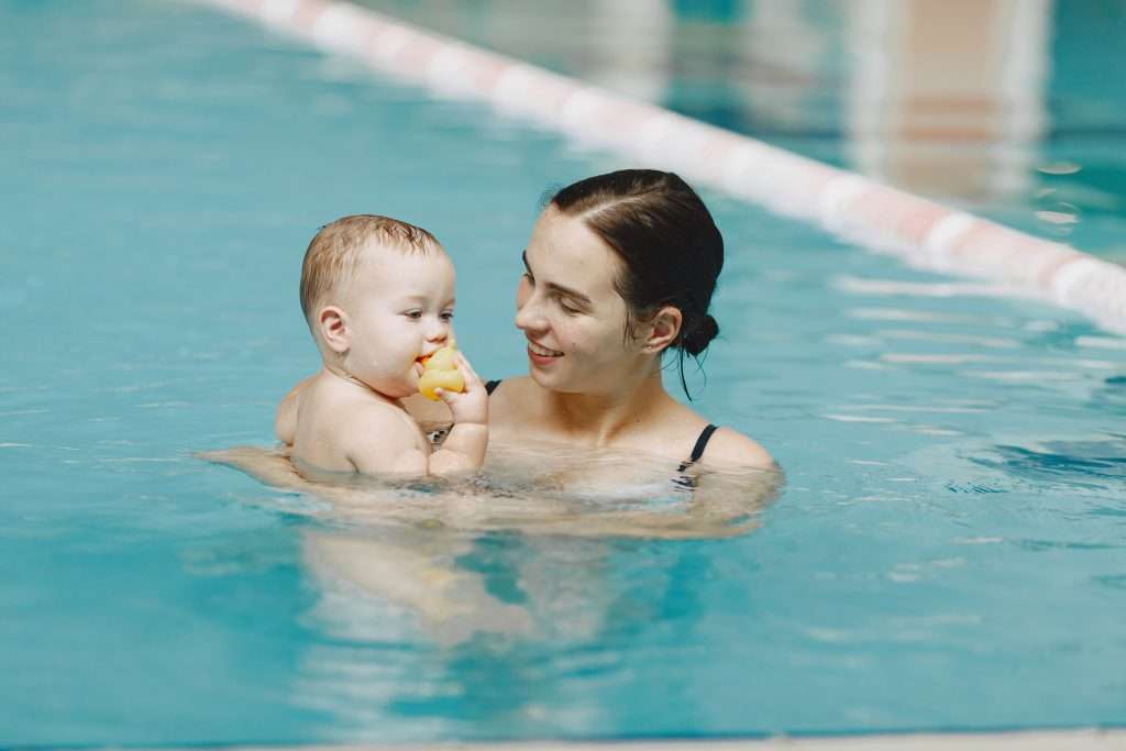 insegnare al tuo bambino a nuotare montessori