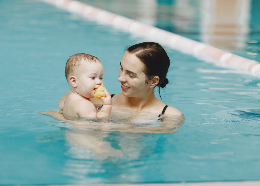 insegnare al tuo bambino a nuotare montessori