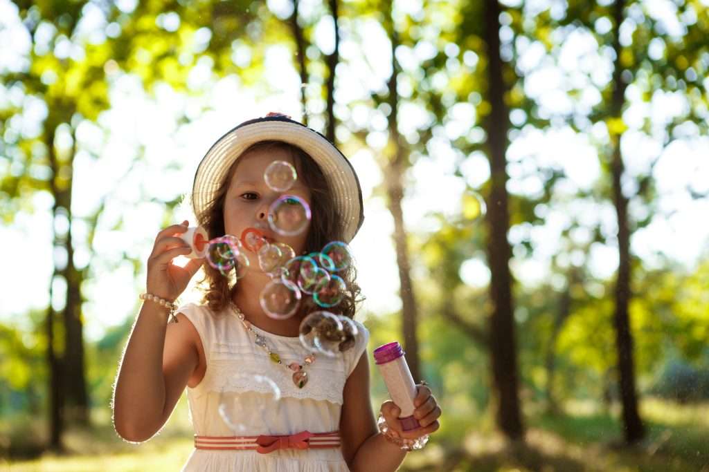 bambina bolle di sapone